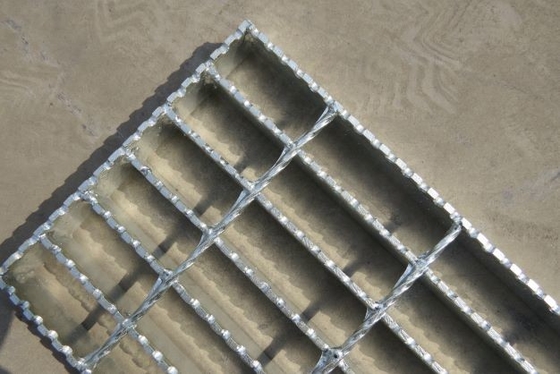 La escalera de acero de la rejilla T1 pisa la echada de la barra de 30m m que lleva