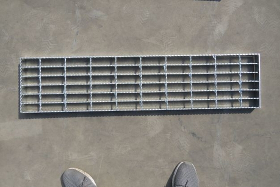 La escalera de acero de la rejilla T1 pisa la echada de la barra de 30m m que lleva