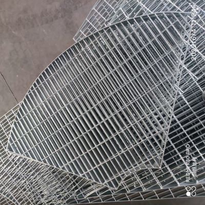 El carbono de la plataforma Q235 galvanizó especial modificada para requisitos particulares de rejilla de acero formado