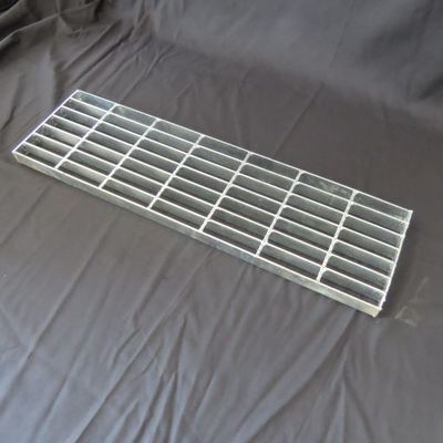 La escalera galvanizada de la rejilla del acero de carbono de la inmersión caliente pisa color plata