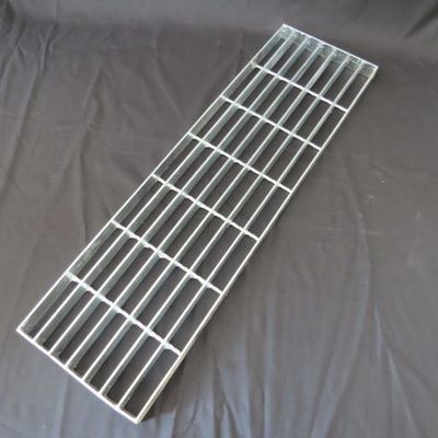 La escalera galvanizada de la rejilla del acero de carbono de la inmersión caliente pisa color plata