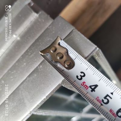La escalera galvanizada de la rejilla del acero de carbono de la inmersión caliente pisa color plata