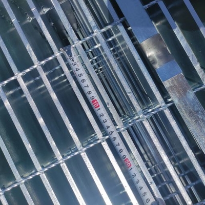 Reja de acero del metal del carbono Q235 que lleva la echada 30m m de la barra