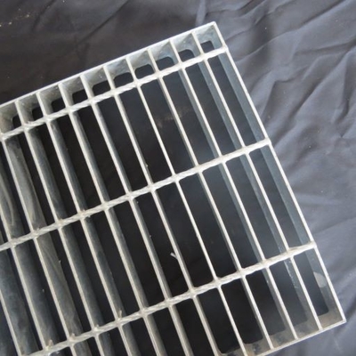 Reja de acero serrada antideslizante del metal que lleva la echada 30m m de la barra resistentes a la corrosión