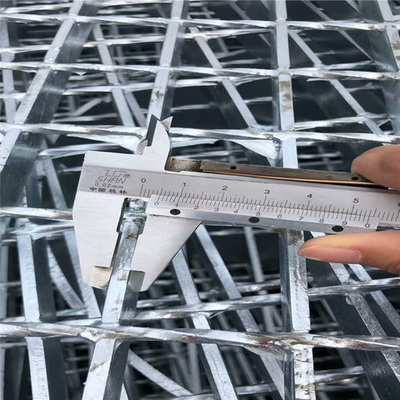 El suelo de acero de la rejilla del metal del cinc Q235 de carbono, HDP galvanizó la rejilla de acero resistente