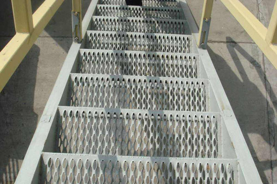 La inmersión caliente de la seguridad galvanizó las pisadas de escalera ralladas de acero del metal